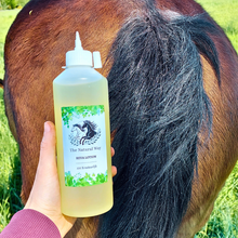 Load image into Gallery viewer, Maak kennis met Reva Lotion: onze krachtigste formule voor paarden met extreem hevige jeuk. Kracht uit de natuur, zacht voor de huid.
Reva Lotion van The Natural Way is een 100 % natuurlijk en duurzaam product dat werd ontworpen ter ondersteuning van paarden met ernstige jeuk en huidklachten zoals zomereczeem (SME).
