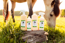 Afbeelding in Gallery-weergave laden, Zoem Spray The Natural Way 100 % natuurlijke insectwerende vacht spray voor paarden, maakt onaantrekkelijk en beschermd tegen insecten, teken, vliegen, muggen, knutten, cullicoides, zomereczeem, jeuk bij paarden
