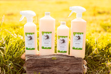 Afbeelding in Gallery-weergave laden, Zoem Spray The Natural Way 100 % natuurlijke insectwerende vacht spray voor paarden, maakt onaantrekkelijk en beschermd tegen insecten, teken, vliegen, muggen, knutten, cullicoides, zomereczeem, jeuk bij paarden