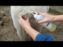 Video laden en afspelen in Gallery-weergave, Zomereczeem lotion The Natural Way Laura Cleirens 100 % natuurlijk product duurzaam Zomereczeem schuren jeuk paard manen en staart eczeem SME