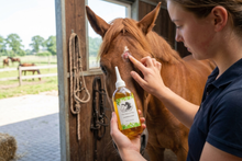 Afbeelding in Gallery-weergave laden, Calendula Gold van The Natural Way is een huidverzorgingsproduct voor paarden, op basis van Goudsbloem olie en toegevoegde vitamine E
