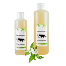 Afbeelding in Gallery-weergave laden, Natuur Shampoo The Natural Way Laura Cleirens, 100 % natuurlijke shampoo voor paarden met jeuk zomereczeem mok CPL, aloë vera en etherische olie, duurzaam en huidvriendelijk, alle huidtypes, gevoelige huid

