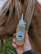 Afbeelding in Gallery-weergave laden, Mok olie The Natural Way Laura Cleirens, 100 % natuurlijk duurzaam product middel oplossing voor paarden met mok, rasp, regenschurft, rainrot, essentiële oliën
